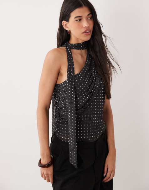 YAS – Gerafftes Schaloberteil in Schwarz mit weißen Polka Dots und One-Shoulder-Träger - view 1
