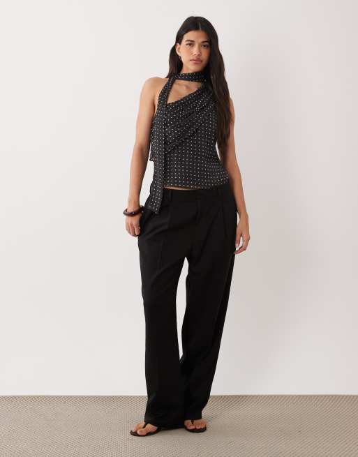 YAS – Gerafftes Schaloberteil in Schwarz mit weißen Polka Dots und One-Shoulder-Träger, 2 von 4