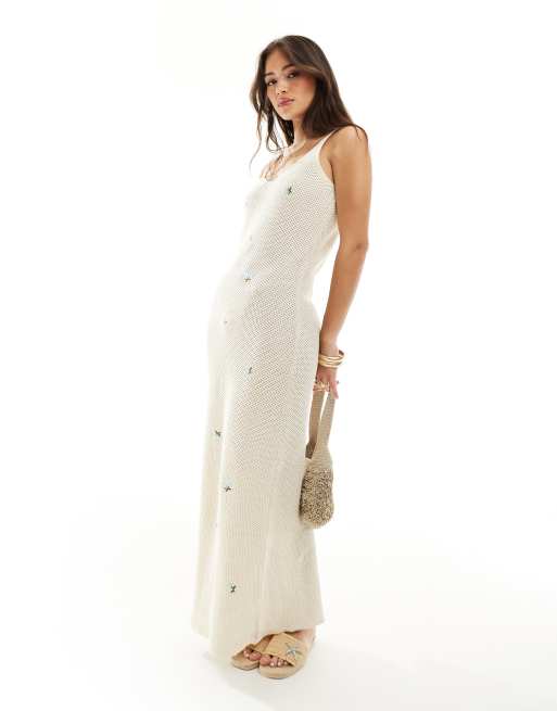 YAS – Gestricktes Maxi-Trägerkleid in Weiß mit Blumenstickerei