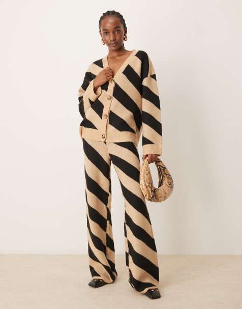YAS – Gestricktes Set in Camel mit plakativem Streifenmuster, aus Longline-Strickjacke und weit geschnittener Hose - view 1