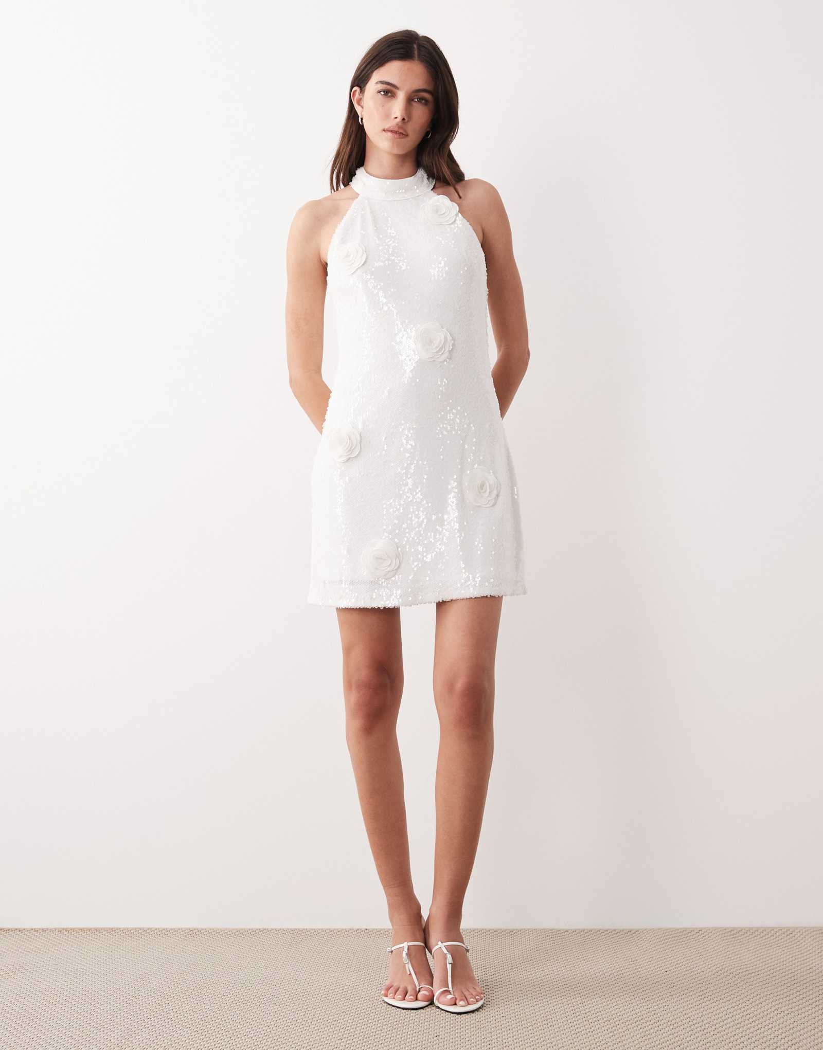 Белое мини-платье YAS с блестками на шее и 3D-цветочной аппликацией белого цвета