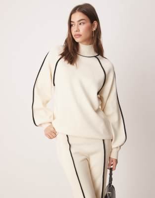 YAS - Hochgeschlossener Pullover in Creme mit farblich abgesetzten Ziernähten in Schwarz, Kombiteil-Weiß