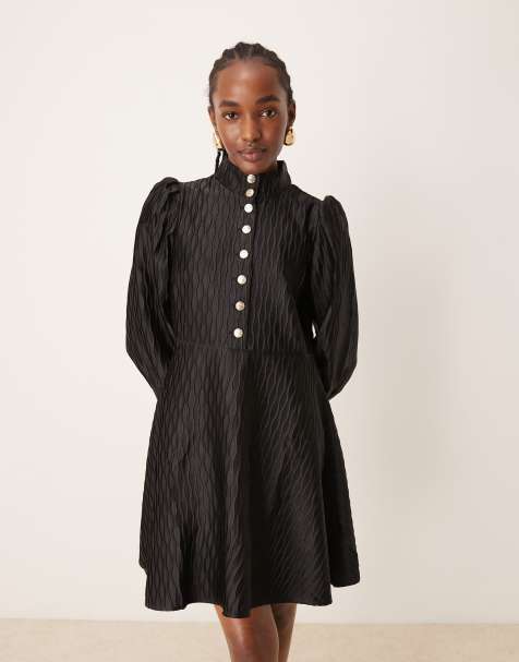 YAS – Hochgeschlossenes Minikleid aus Satin in Schwarz mit Knopfleiste vorn - view 1