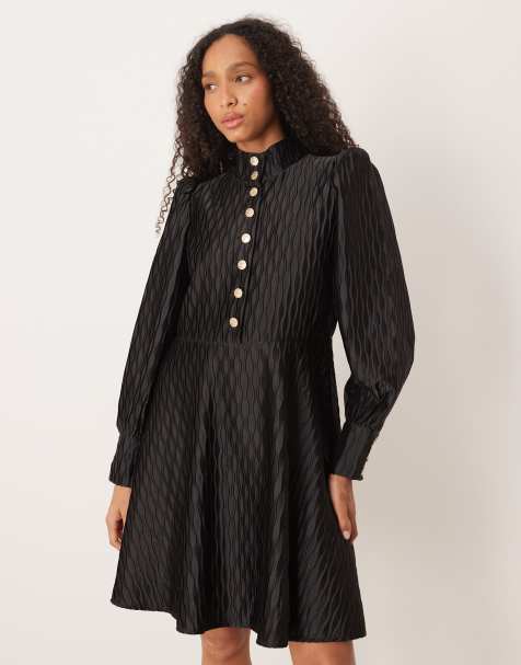 YAS – Hochgeschlossenes Minikleid aus Satin in Schwarz mit Knopfleiste vorn - view 1