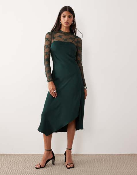 YAS – Hochgeschlossenes Spitzenoberteil und Satin-Trägerkleid in Dunkelgrün im Hybrid-Design - view 1