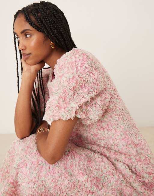 YAS – Hochwertiges Maxikleid in Rosa mit floraler 3D-Konfetti-Struktur, 2 von 4