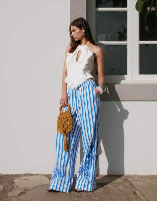 YAS - Hose in Blau gestreift mit weitem Bein und hochwertiger Blumenstickerei