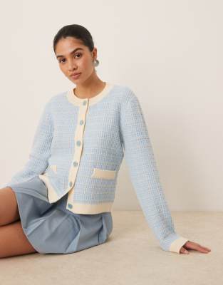 YAS - Karierte Bouclé-Strickjacke in Cremeweiß und Himmelblau
