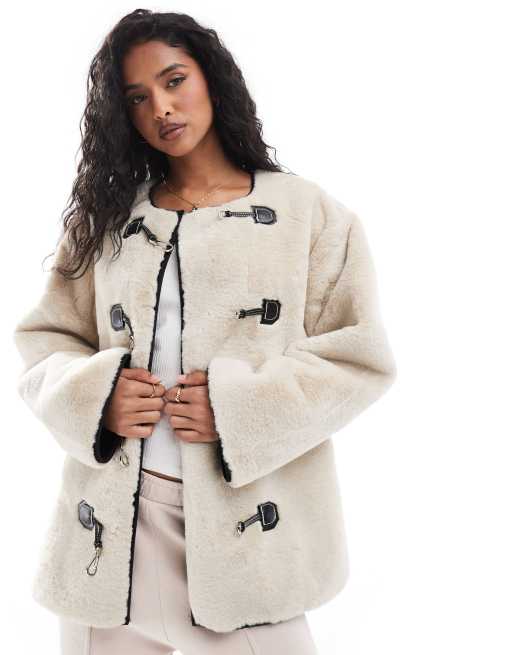 YAS – Kunstpelz-Jacke in Neutral mit Schnallenverschluss