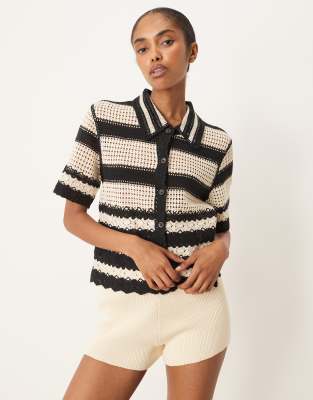 YAS - Kurzärmlige, gehäkelte Strickjacke in schwarz und creme gestreift