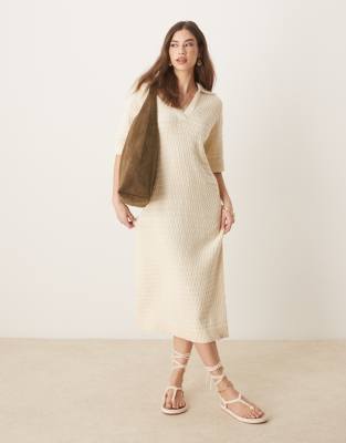 YAS - Kurzärmliges Strick-Midikleid in Birken-Cremeweiß mit Polokragen