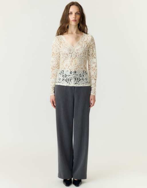 YAS Lacey blonde slim fit-bluse med V-hals og lange ærmer i hvid, 3 af 7