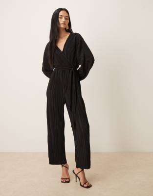 YAS - Langärmliger Plissee-Jumpsuit in Schwarz mit Bindegürtel