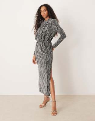 YAS - Langärmliges, hochgeschlossenes Maxikleid in glitzerndem Silber