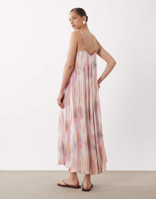 YAS – Locker fallendes Midikleid in zartem Pfirsich mit Batikmuster und doppelten Camisole-Trägern, 4 von 4