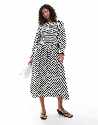 long sleeve smock dress in black diala print