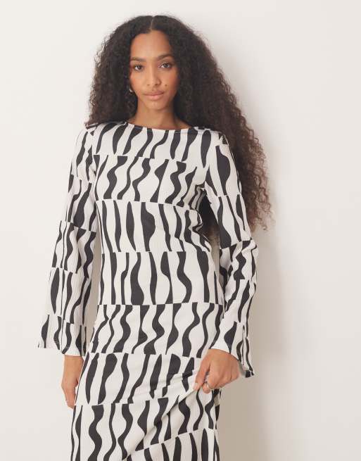 YAS - Maxi jurk van getextureerde jersey met uitlopende mouwen en abstracte print, 2 van 4