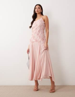 YAS - Maxi-Trägerkleid in Rosé mit Blumenapplikation und tiefer Taille-Rosa