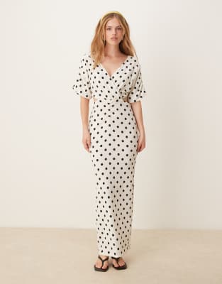 YAS - Maxi-Wickelkleid in Weiß mit Cut-out und schwarzem Punktemuster-Bunt