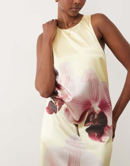 YAS – Maxikleid aus Satin in Blassgelb mit Ringerausschnitt und Orchideen-Print, 2 von 4