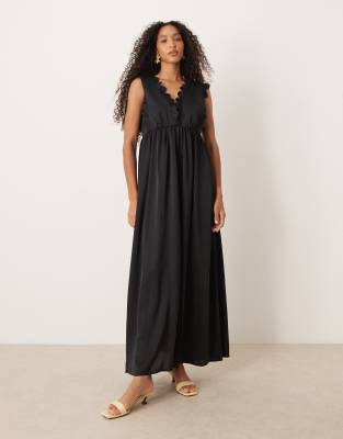 YAS - Maxikleid aus Satin in Schwarz mit tiefem Ausschnitt vorne und Bogenkante