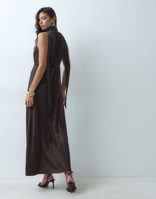 YAS Maxikleid aus Satin mit Neckholder und Schalbindung in Schokobraun, 5 von 5