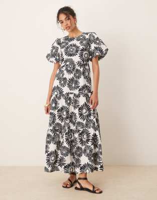 YAS - Maxikleid mit Puffärmeln und schwarz-weißem Blumenmuster