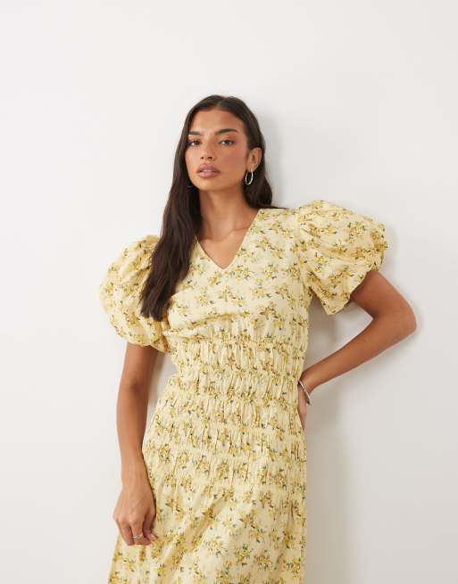 YAS Maxikleid mit tiefem Ausschnitt, Raffungen und kleinem Blumenmuster in Gelb, 4 von 4