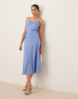 YAS - Midi-Trägerkleid aus Satin in Hellblau
