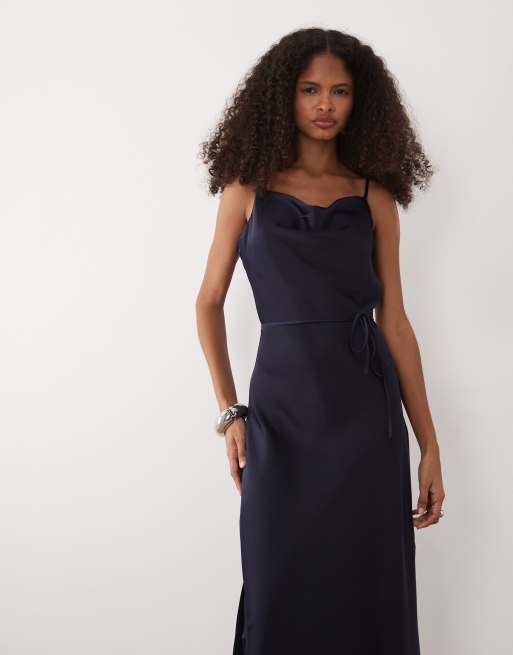 YAS – Midi-Trägerkleid aus Satin in Marineblau mit Schnürung in der Taille, 2 von 4