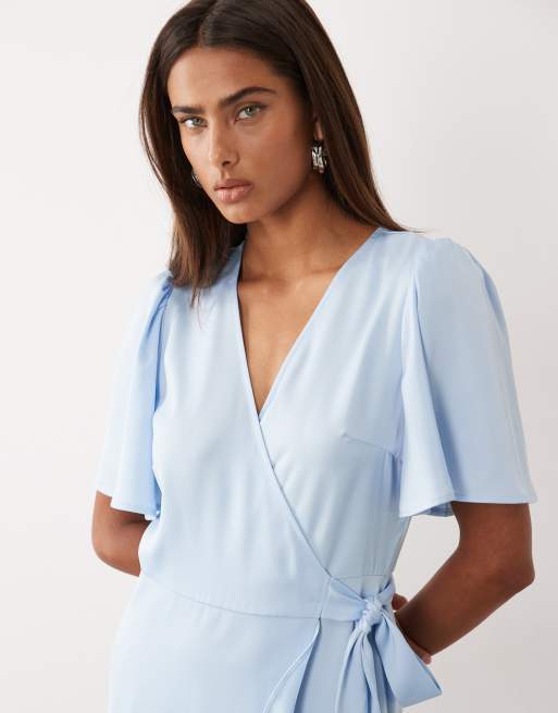 YAS – Midi-Wickelkleid aus Satin in Hellblau, 3 von 4