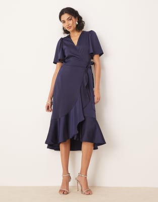 YAS - Midi-Wickelkleid aus Satin in Marineblau