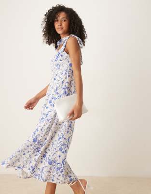YAS - Midikleid in Blau und Weiß mit Blumenmuster und gebundenen Trägern