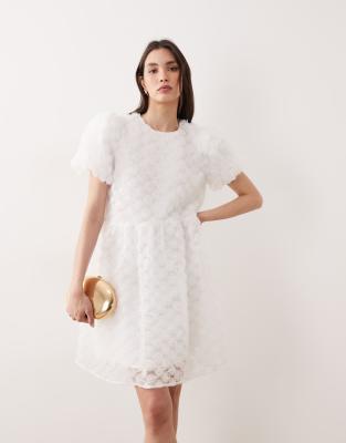 YAS - Mini-Hängerkleid in Gardenia-Weiß mit 3D-Rosenstruktur