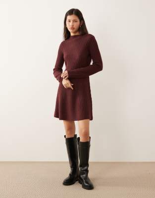 YAS - Mini-Strickkleid in Burgunderrot mit formgebender Rippenstruktur