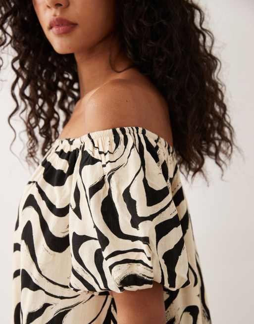 YAS minikjole i shift-model med pufærmer, offshoulder og mono swirl-print, 3 af 4
