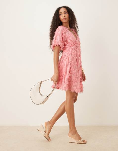 YAS – Minikleid in Bubblegum-Rosa mit V-Ausschnitt und Strukturmuster - view 1