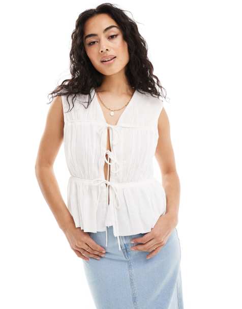YAS - Mouwloze aangerimpelde blouse met gestrikte voorkant in wit - view 1