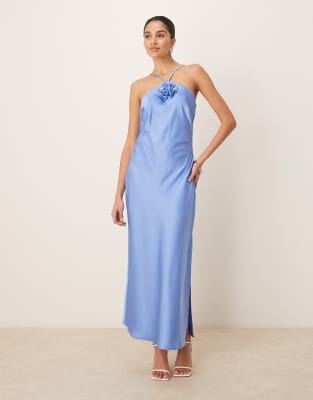 YAS - Neckholder-Maxikleid aus Satin in Provence-Blau mit Blumen-Corsage