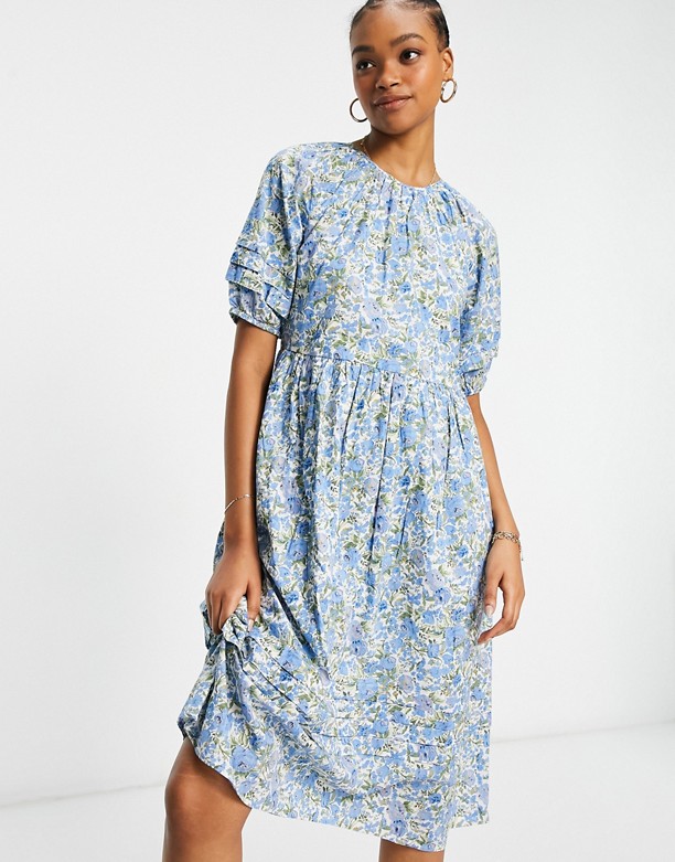  Koszt Y.A.S – Niebieska luźna sukienka midi z drobnym kwiatowym wzorem z organicznej bawełny Niebieski w kwiaty