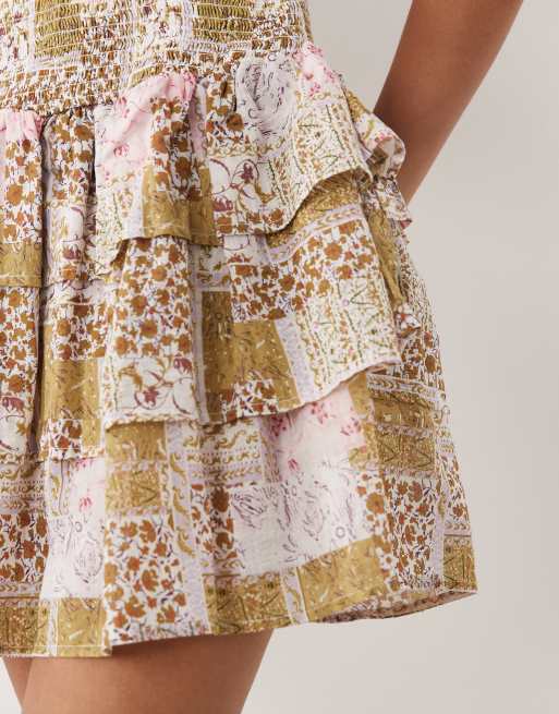 YAS - Niveauinddelt minikjole med rynket overdel og flæsekant samt blomstermønster i patchwork-design, 3 af 4