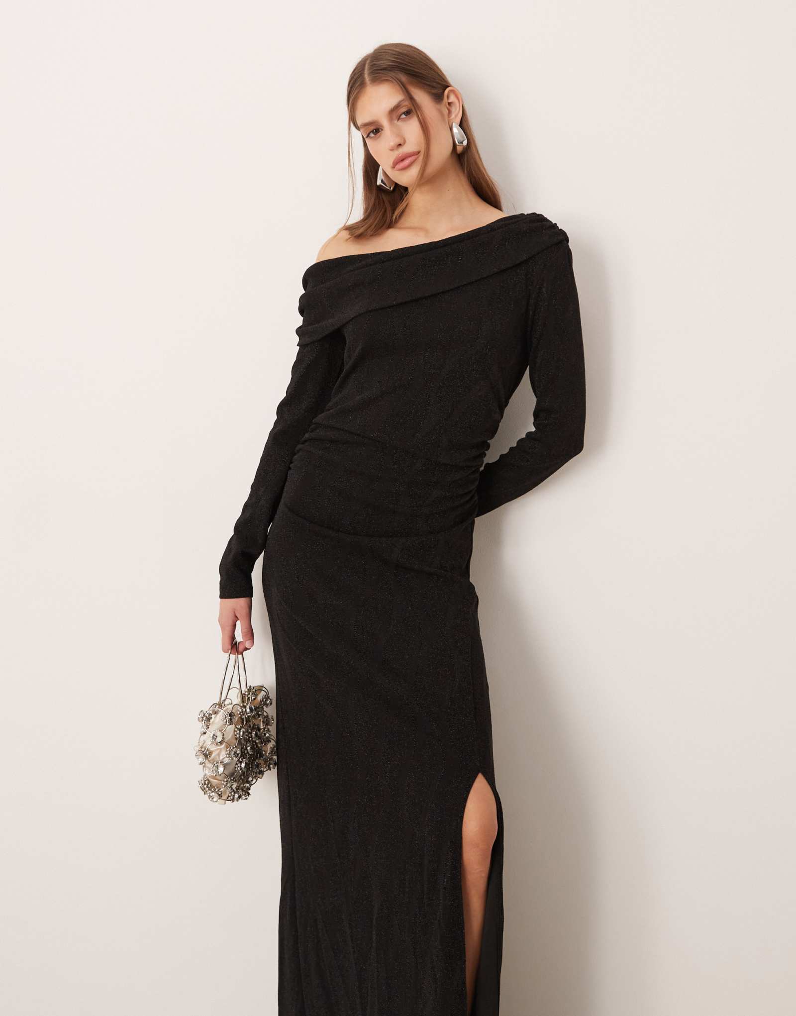 Блестящее миди-платье YAS с открытыми плечами и разрезом по ногам черного цвета