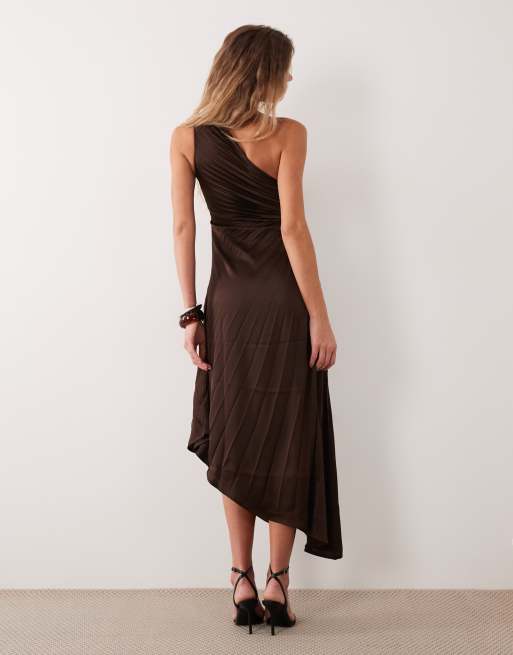 YAS one shoulder exagerrated pleat maxi dress in chocolate brown, 3 of 4