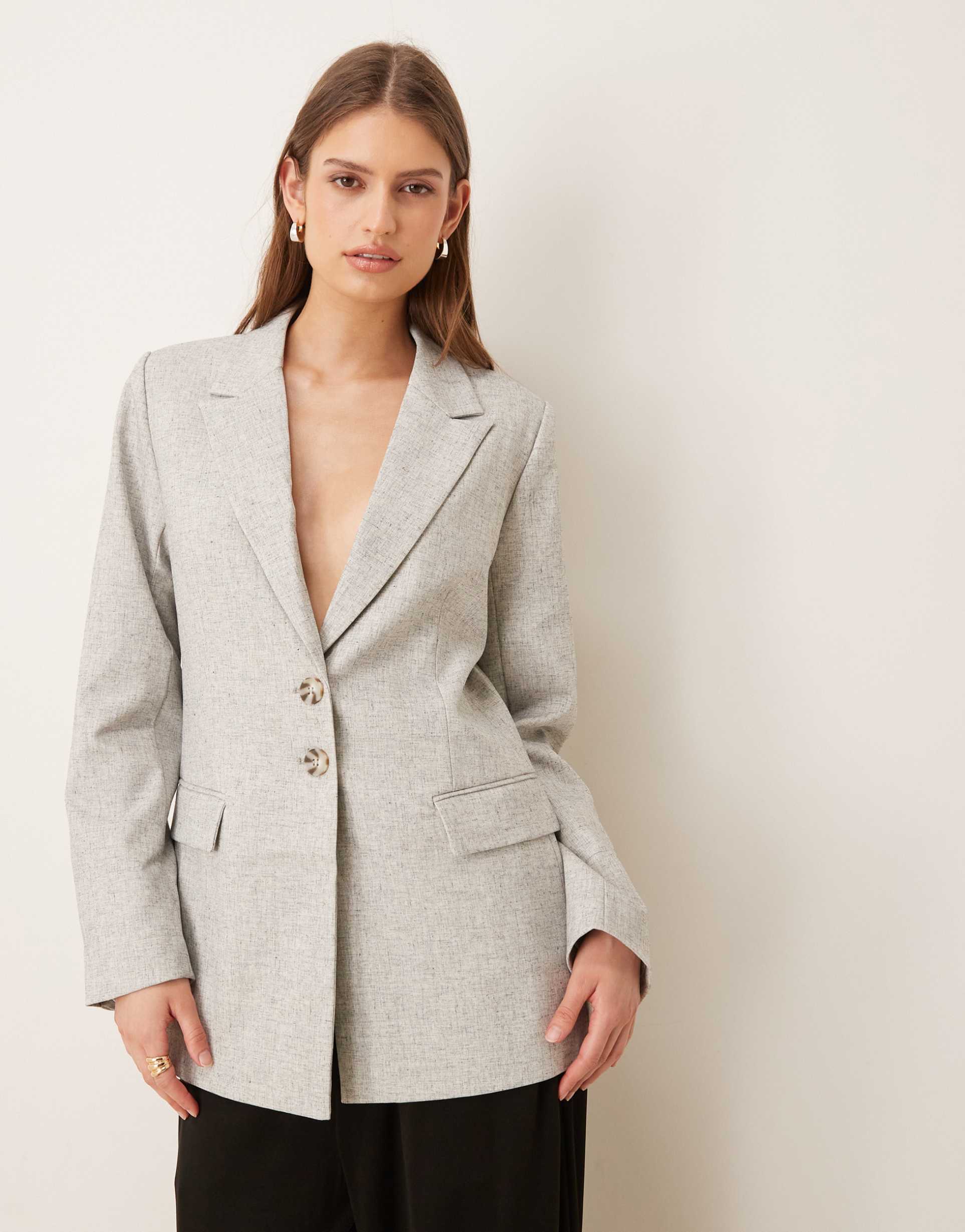 yas oversized tortoise button tailored blazer in light gray melange