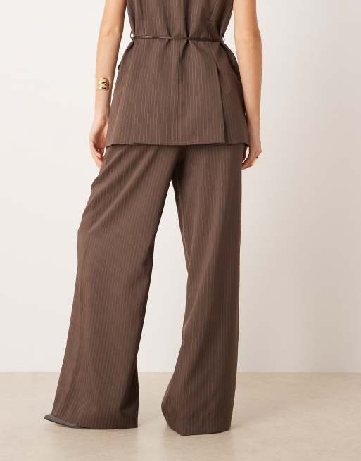 YAS - Pantalon d'ensemble ajusté coupe ample à taille mi-haute et rayures fines - Marron chocolat, 4 de 5