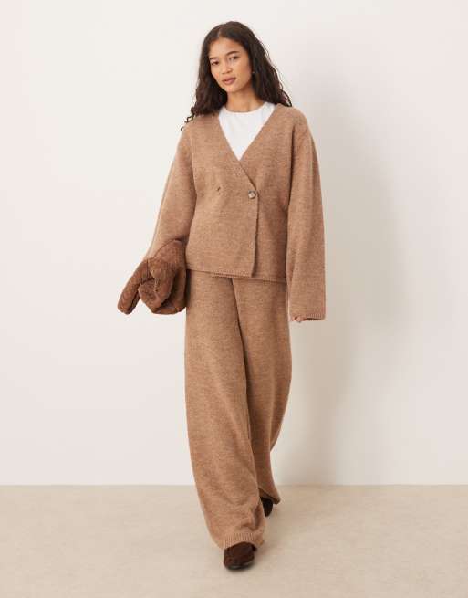 YAS - Pantaloni ampi in maglia color cammello in coordinato