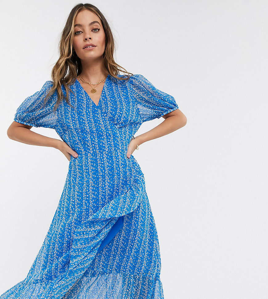 Y.A.S Petite - Blå slå-om-kjole i småblomstret chiffon med lavthængende kant-Multifarvet