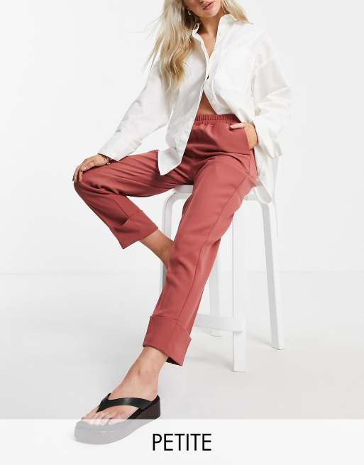 Y.A.S Petite - Pantaloni da abito rosa scuro con vita elasticizzata e risvolto in coordinato