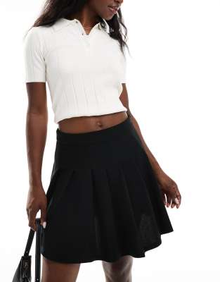 pleated mini skirt in black