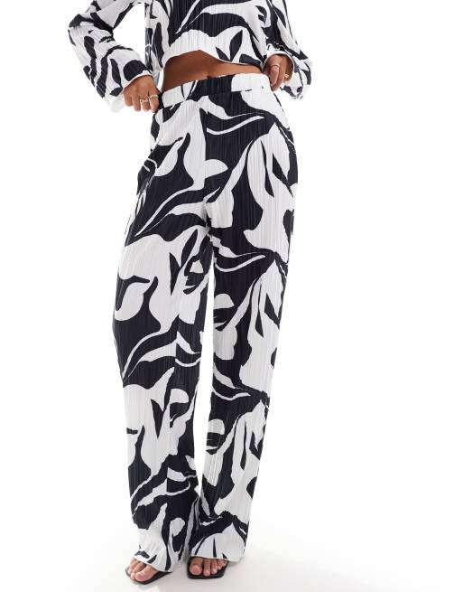 YAS - Plissé broek met wijde pijpen en print in zwart-wit, deel van co-ord set